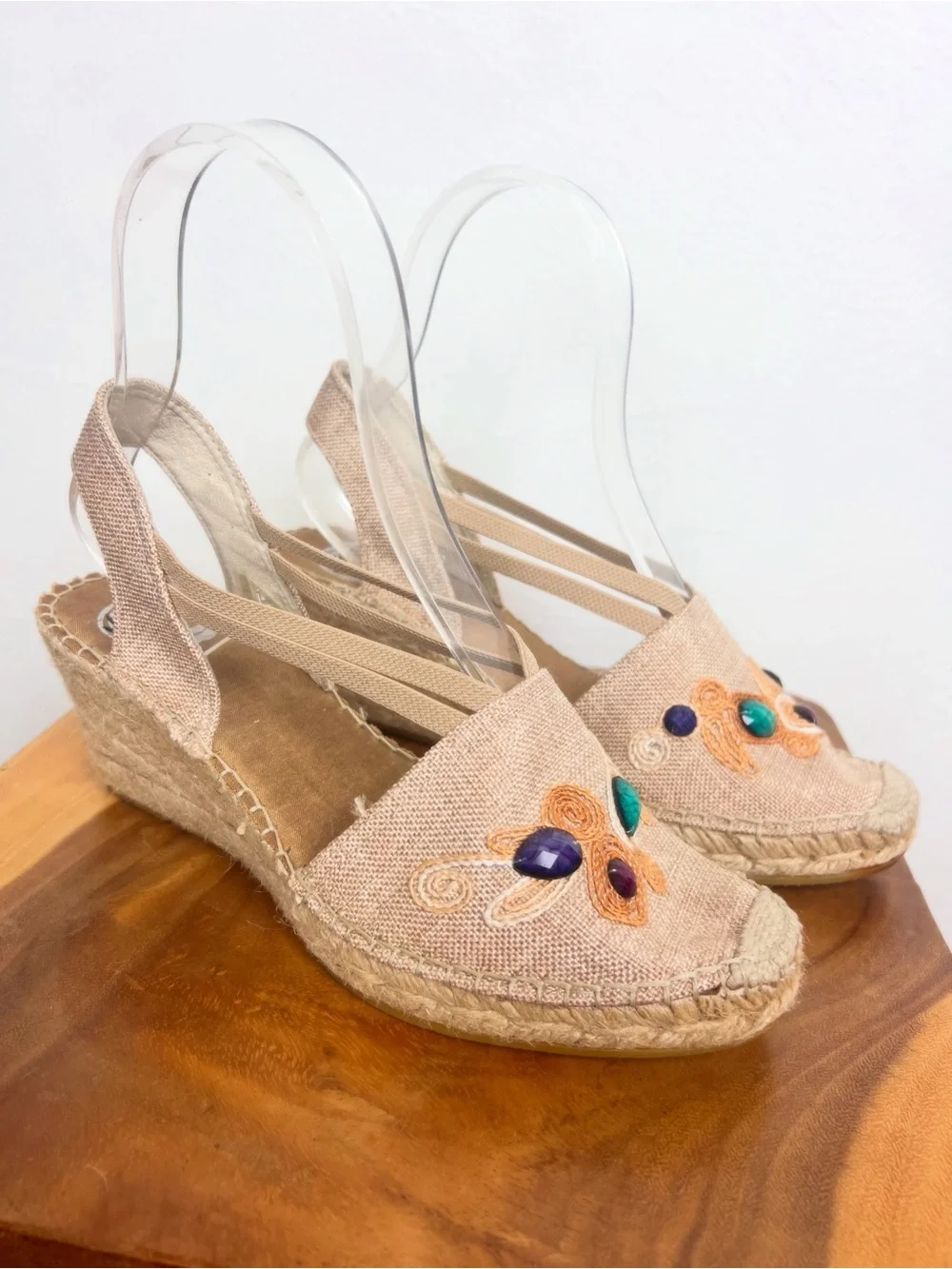 VIDORETTA Women’s Embroidered & Jeweled Tan Espadrille Wedge Sandals 39 8.5